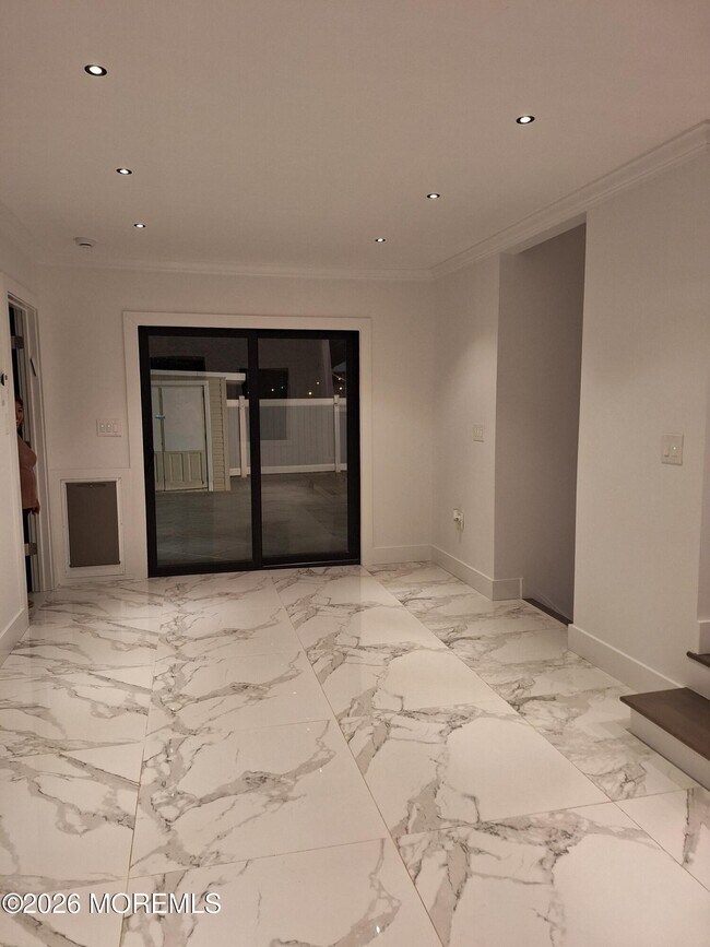 Building Photo - 373 Pine St