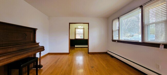 Foto del edificio - Large brick rancher in Chesterfield County with private back yard.