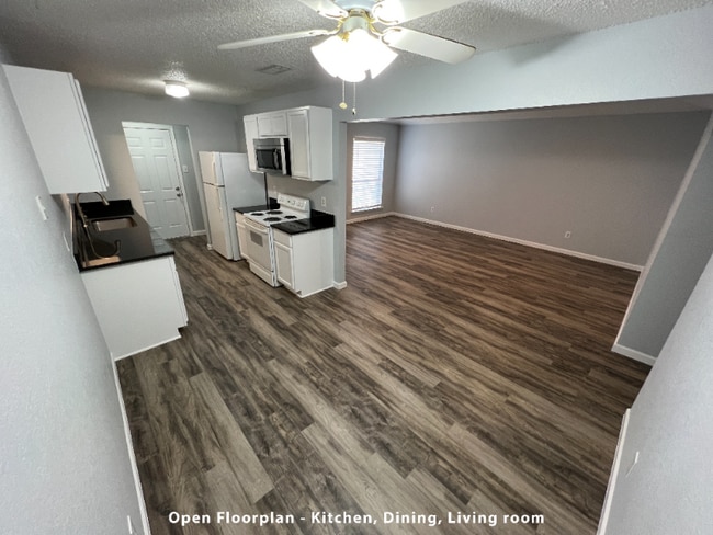 Foto del edificio - 3738 Hulen Park Cir