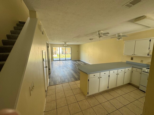 Foto del edificio - Great Two Bedroom-Freshly Remodeled-$500.0...