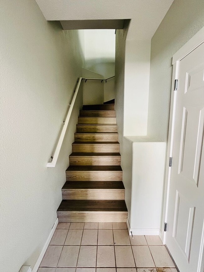 Building Photo - Great Condo with Garage