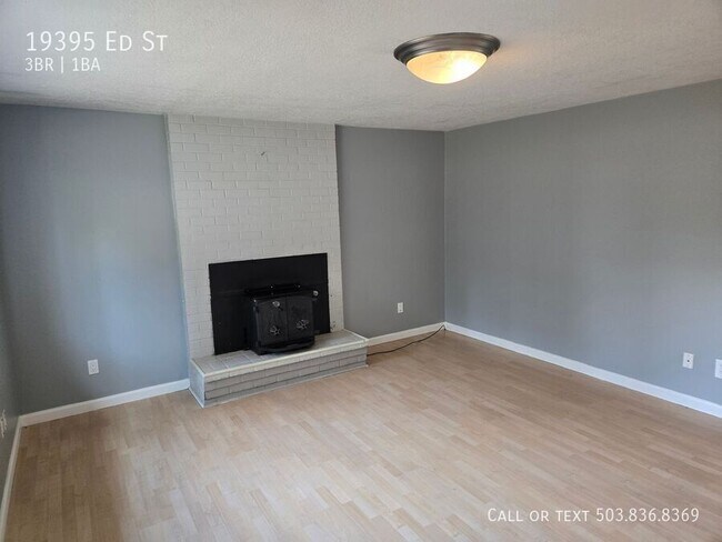 Building Photo - Home With Great Back Yard in Beautiful Ore...