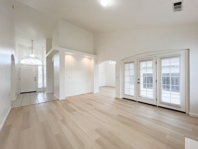 Building Photo - Newly Renovated 3 Bed, 2 Bath Home.