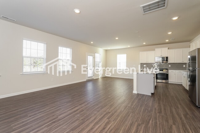 Building Photo - 5615 Hydrangea St