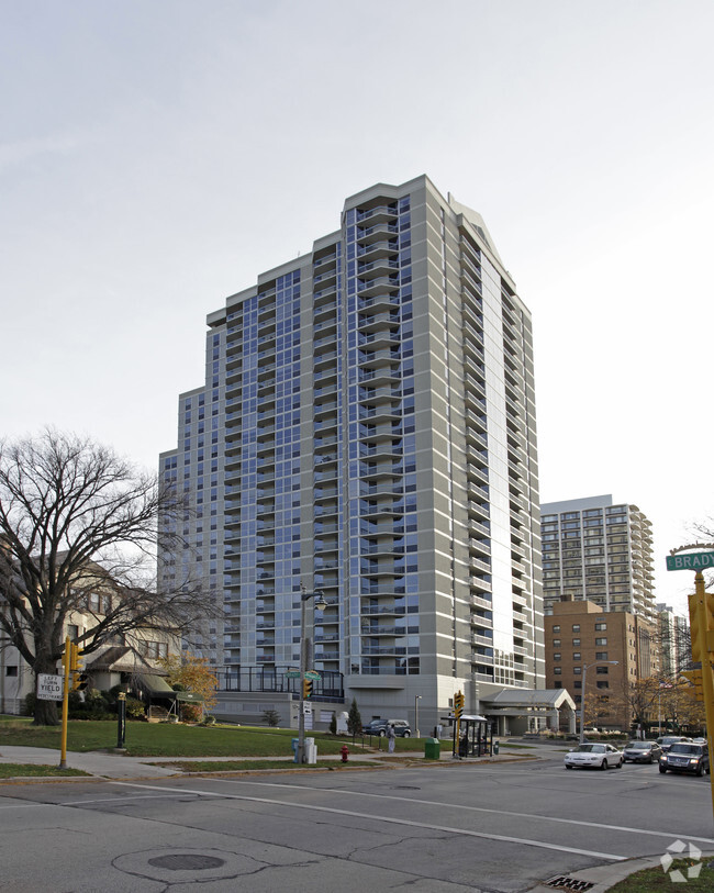 Building Photo - Landmark On The Lake