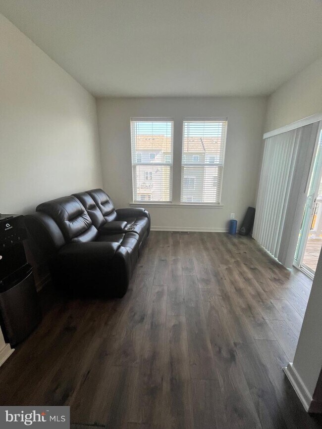 Building Photo - 608 Cherryview Dr