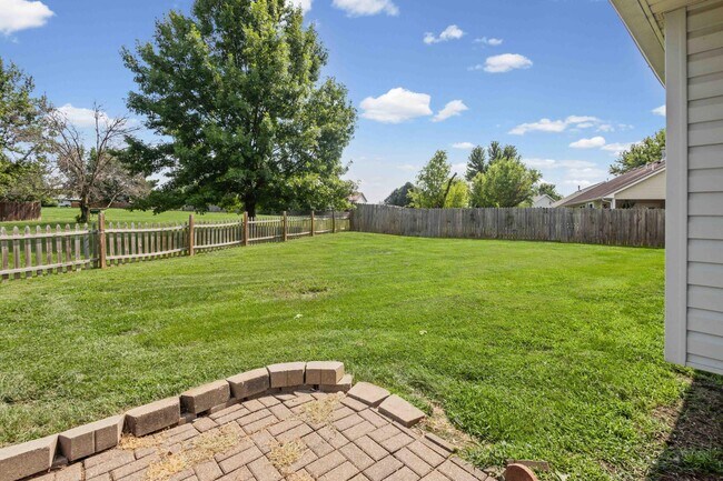 Foto del edificio - 5703 Candlewood Dr
