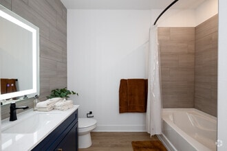 1BR, 1BA - 761SF - Hawthorne - Bathroom - The Lennox at Copperleaf