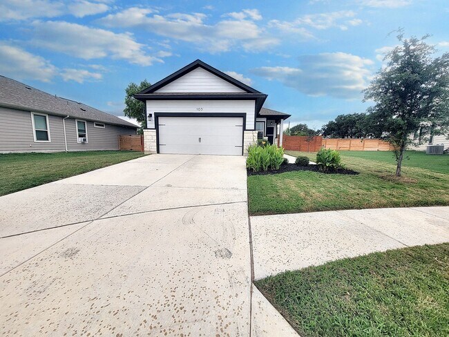 Building Photo - Comfortable One-Level 3BD/2BA with Natural...