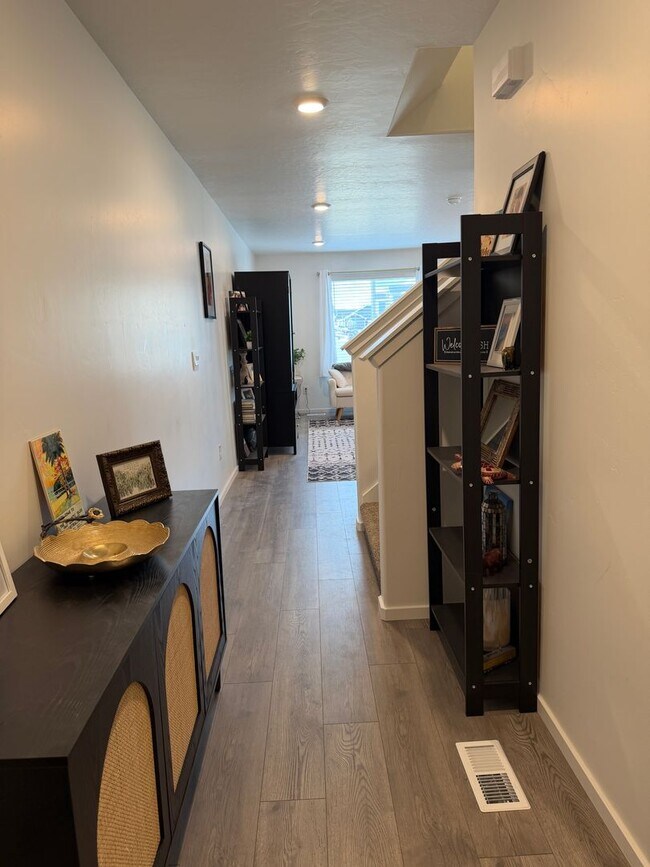 Foto del edificio - Beautiful, Like-New Townhome in Spanish Fork | 4 Bed, 3.5 Bath | Finished Basement with Kitchen |...