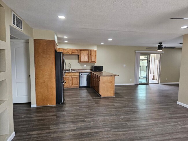 Building Photo - Spacious 4 bd room 2-bth home with pool in...