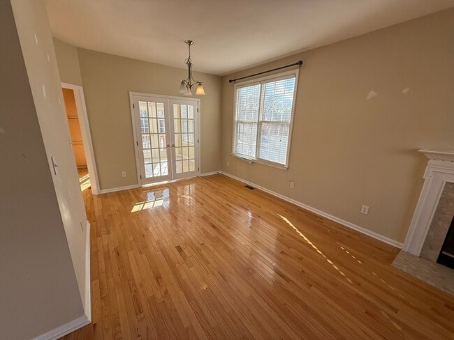 Foto del edificio - Beautiful 3 Bedroom 2.5 Bath End Unit Town Home with Lake View!