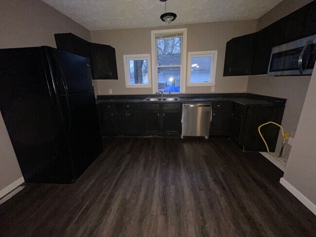 Foto del edificio - Recently Remodeled 3 bedroom 2 full bathro...
