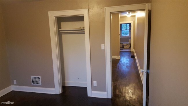 Foto del edificio - 1 br, 1 bath Triplex - 1282 Linwood Ave B