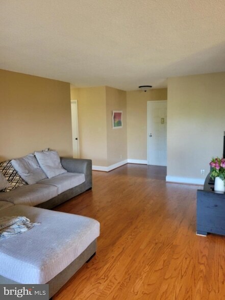 Foto del edificio - 8370 Greensboro Dr