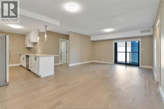 Photo du bâtiment - 2550 Sandwich W Pkwy