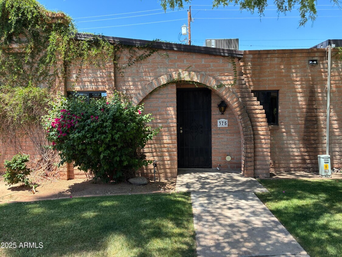Primary Photo - 3066 N 32nd St