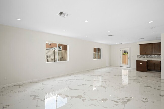 Foto del edificio - 532 W Harvard St