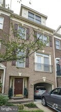 Building Photo - 2225 N Oak Ct
