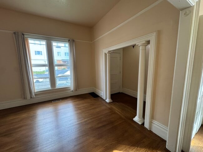 Sala de estar/Entrada principal - 1231 E 19th St