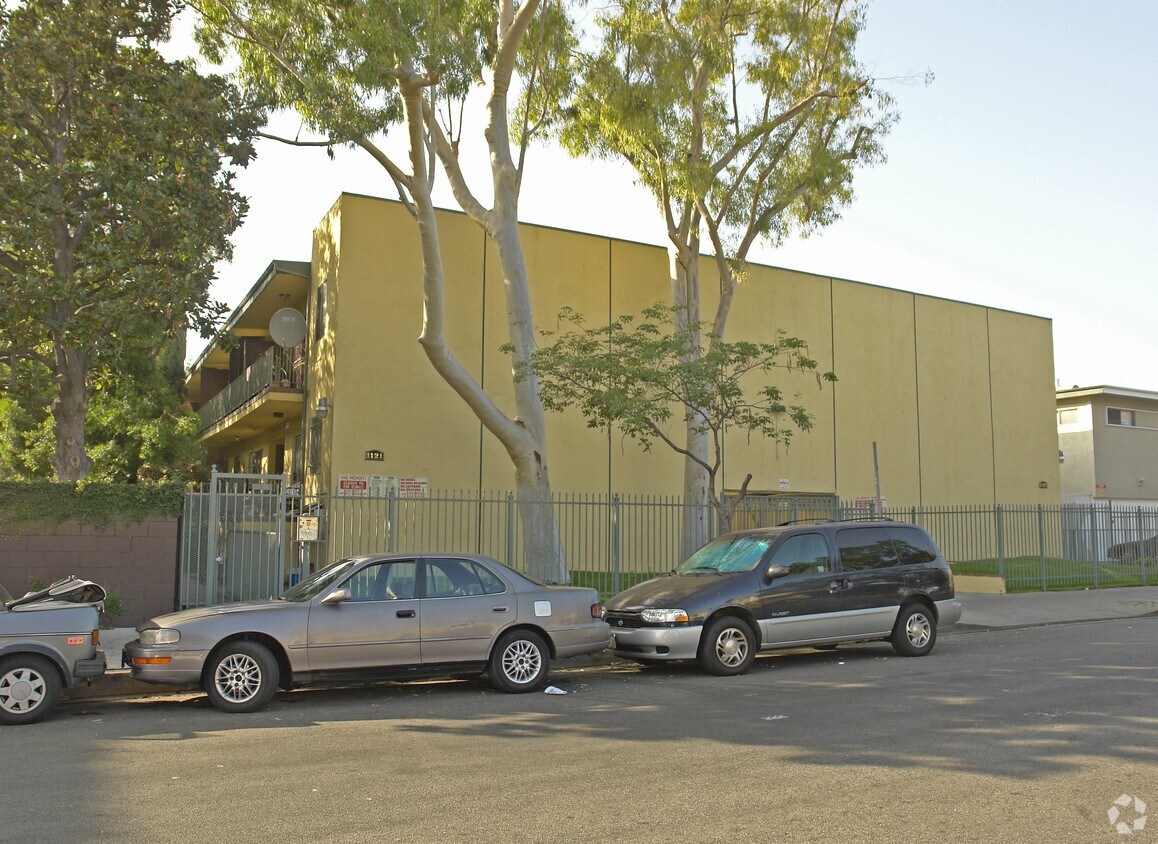 Foto del edificio - 1127 N Beachwood Dr