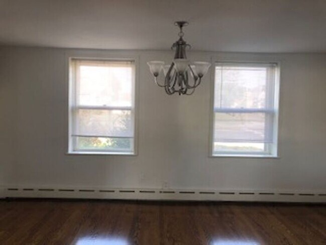 Foto del edificio - Three Bedroom House for rent 19111