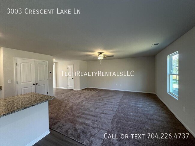 Building Photo - 3003 Cres Lk Ln