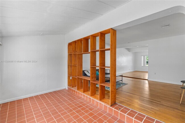 Building Photo - 1105 NE 119th St