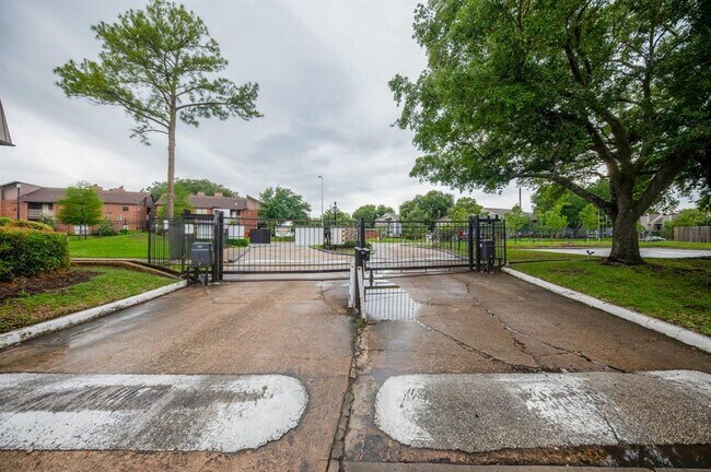 Foto del edificio - 3005 Walnut Bend Ln
