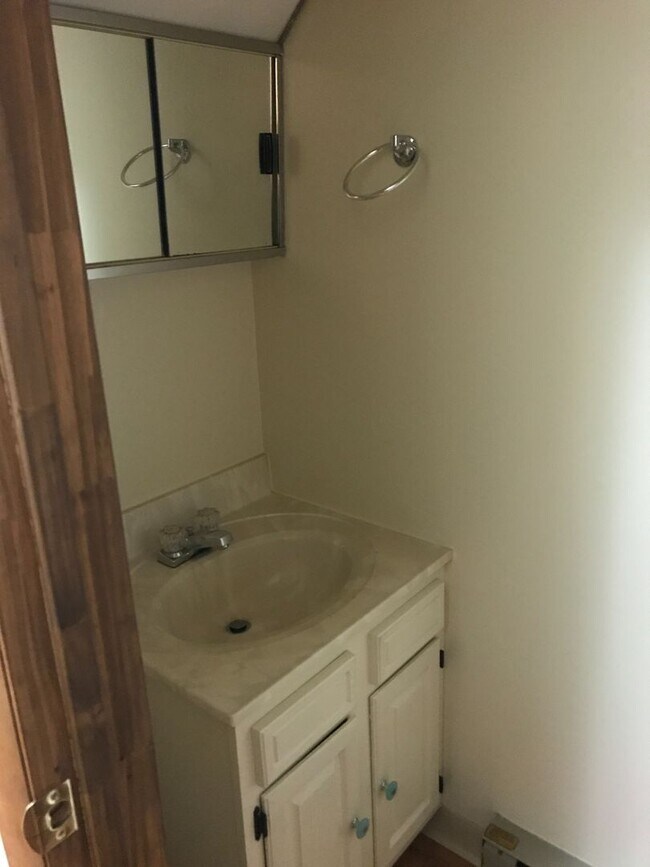 Foto del edificio - Nice State College townhouse available early August!