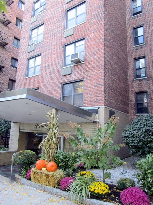 Primary Photo - 4315 Webster Ave