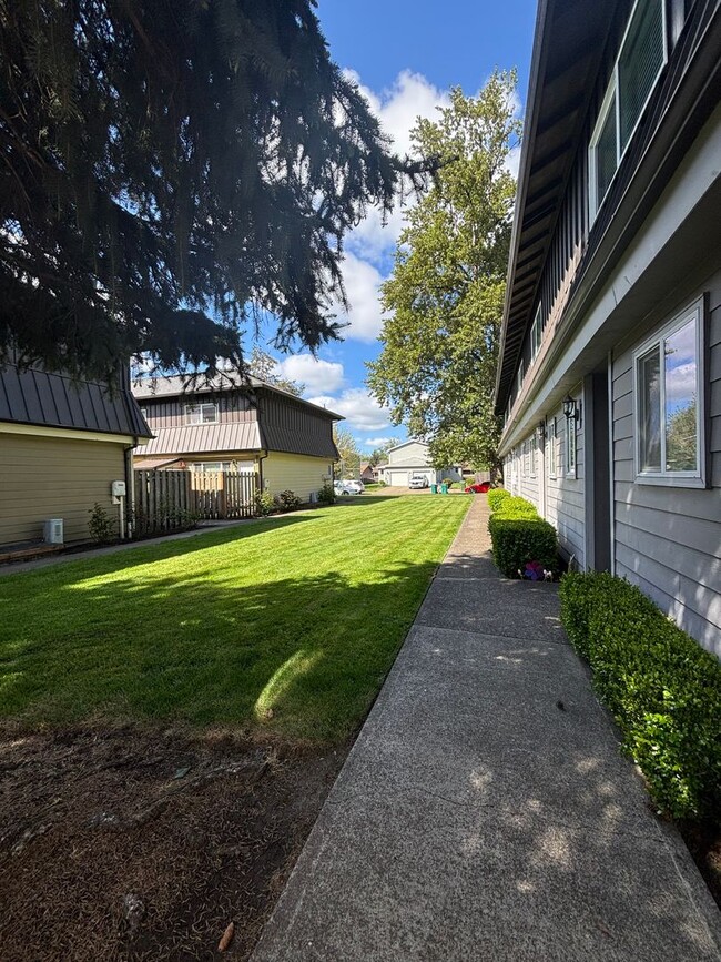 Building Photo - 1ST  FULL  MONTH'S  RENT  FREE   Pet-friendly Townhouse Near Parks and Downtown Newberg  Showings...