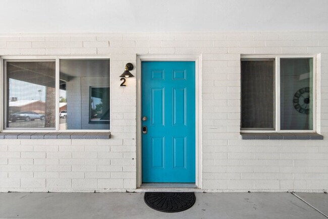 Building Photo - Chic Scottsdale Apt 2 |FashionSquare|OldTo...