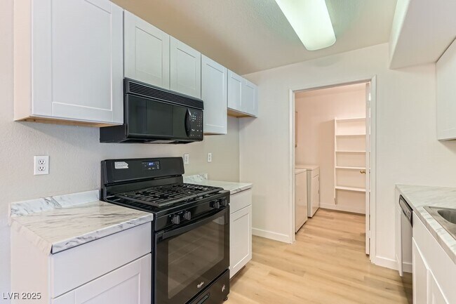 Foto del edificio - 7885 W Flamingo Rd