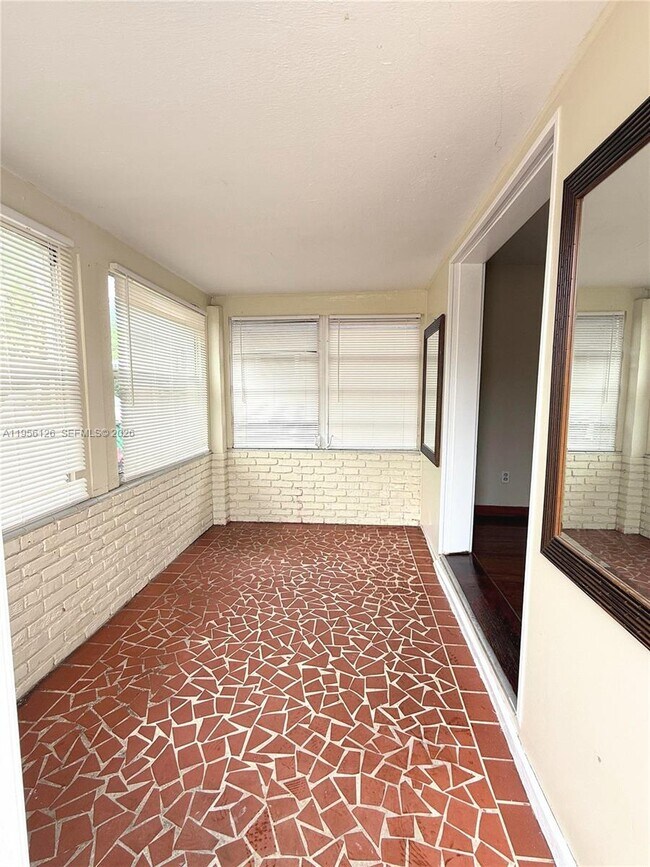 Building Photo - 1062 NE 38th St