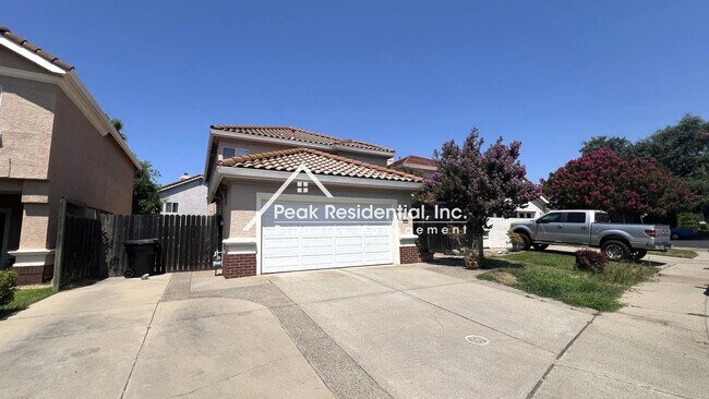 Building Photo - Very Nice 4bd/3ba Roseville House With 2 Car Garage And Pool!