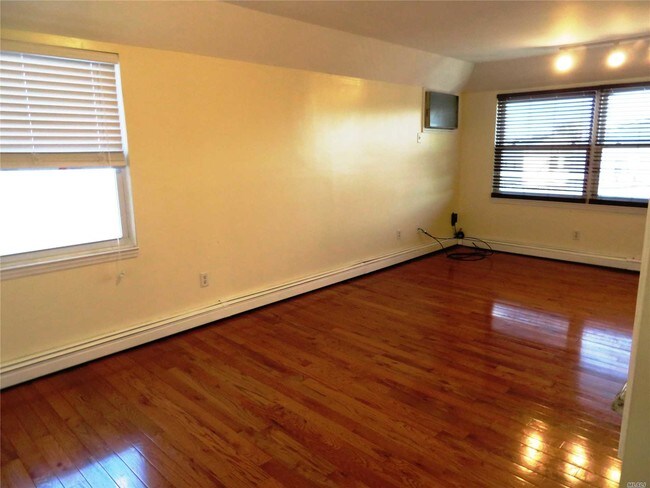 Foto del edificio - 177-51 Meadow Rd