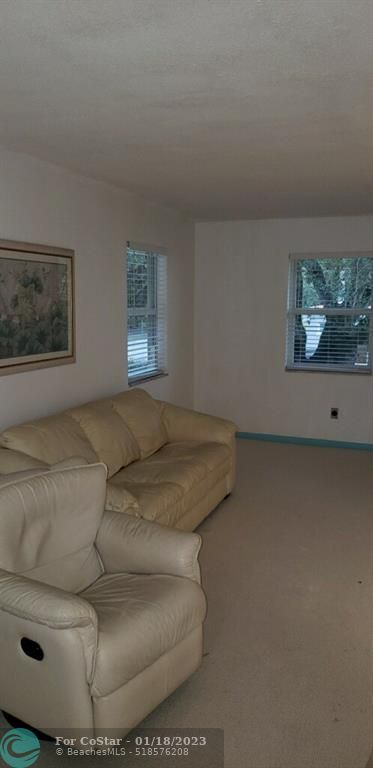 Foto del edificio - 525 NE 58th St