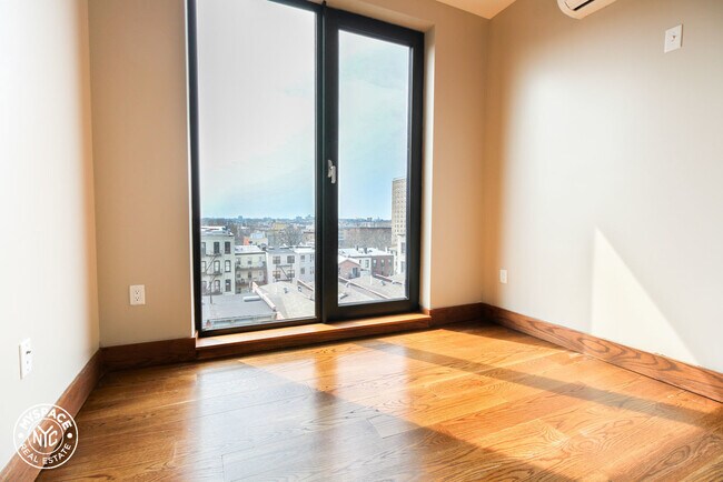 Building Photo - 865 Willoughby Ave