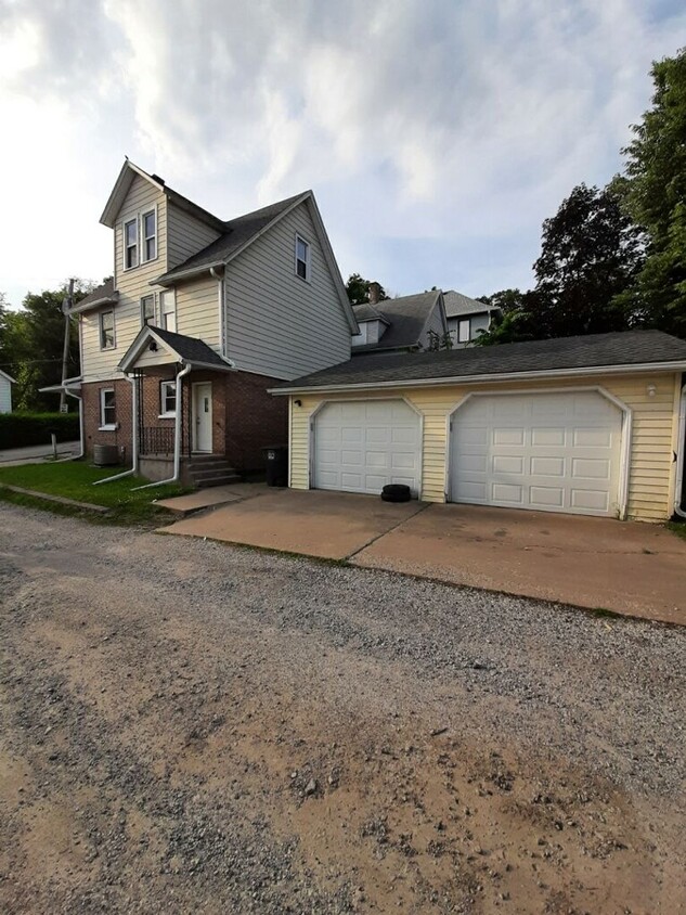 Foto principal - 3 bedroom Moline house with 2 car garage!