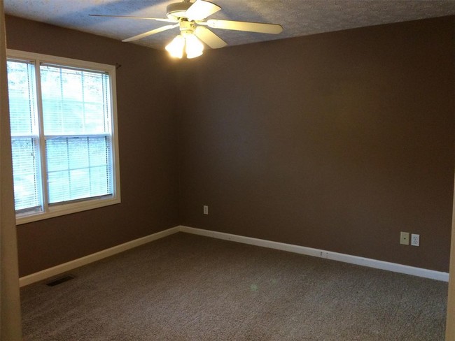 Building Photo - 440 Lakeview Dr