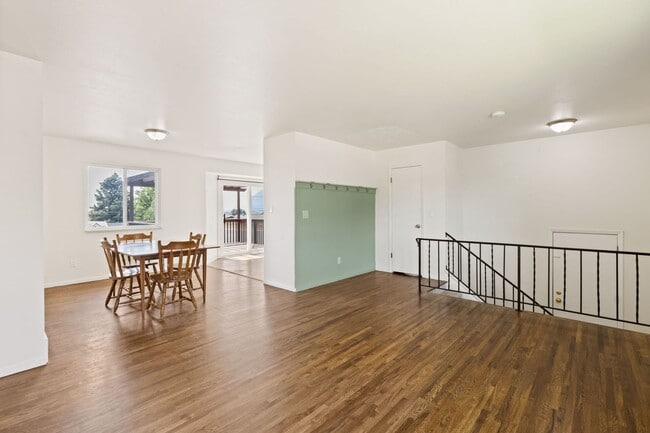 Foto del edificio - 4 bedroom with large backyard