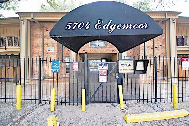 Foto del edificio - 5704 Edgemoor Dr