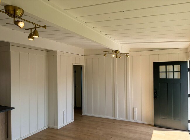 Building Photo - 2 bed 1 bath Duplex for Rent in Imperial B...