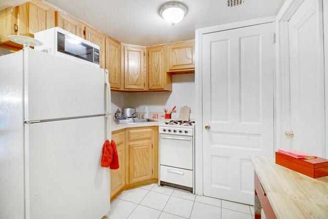 Building Photo - 73 W 85th St