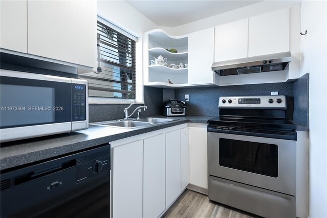 Building Photo - 8889 Fontainebleau Blvd