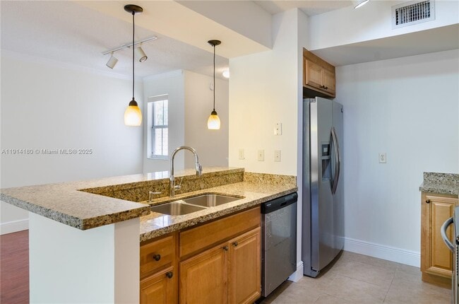 Foto del edificio - 2458 Centergate Dr