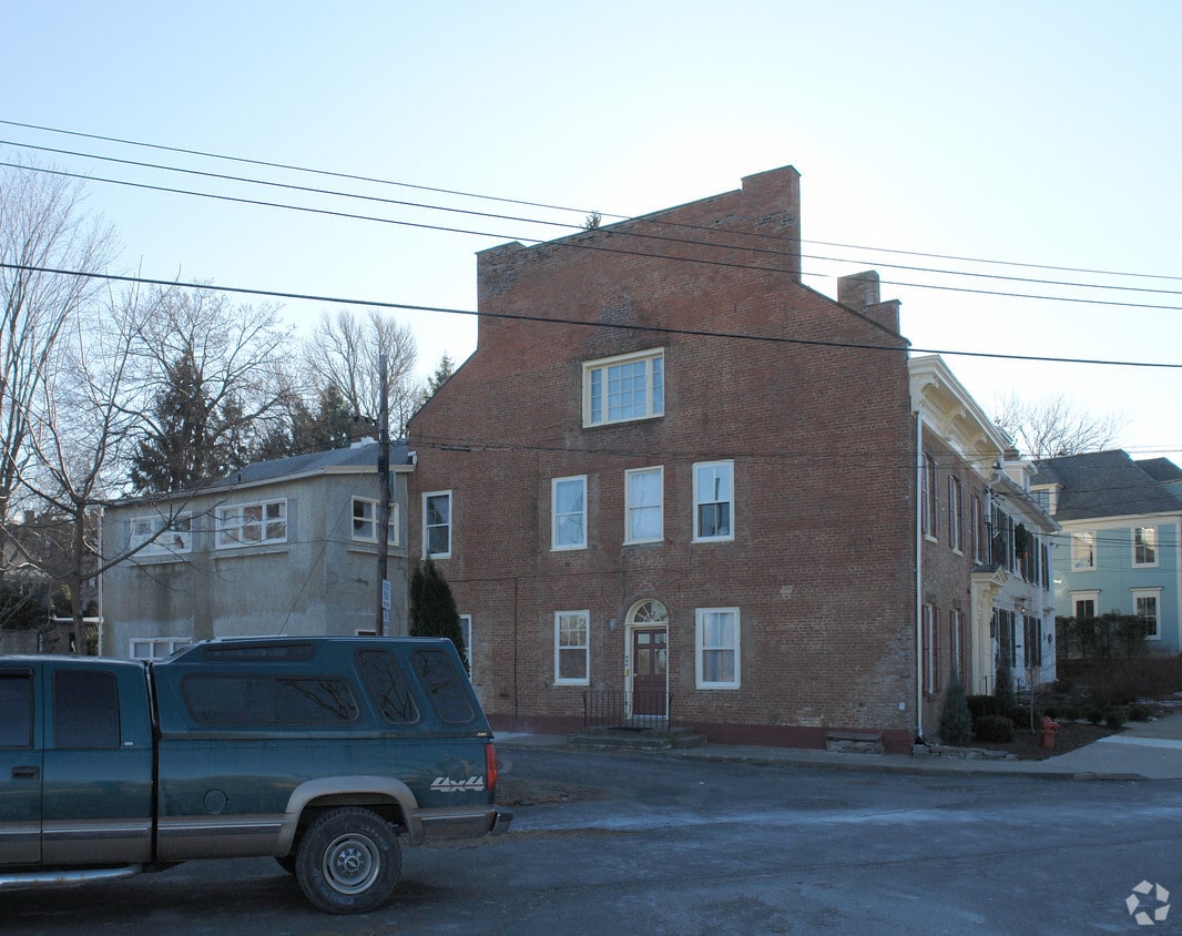 Primary Photo - 1 Washington Ave