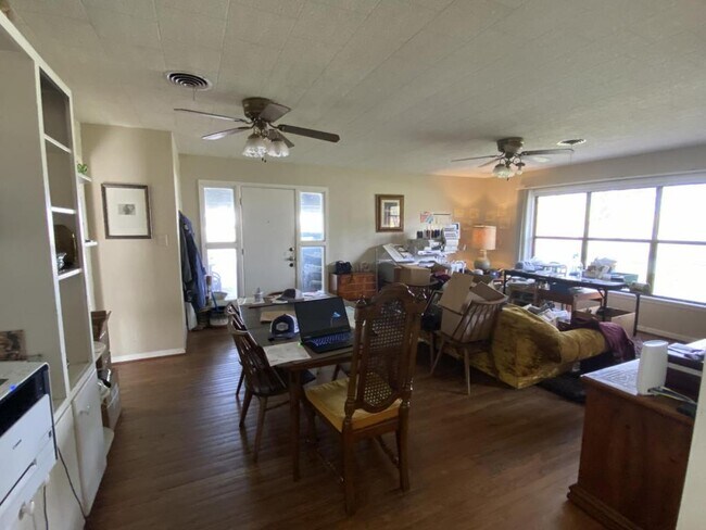 Building Photo - 403 Sulphur Springs