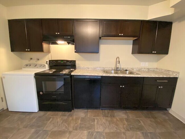 Foto del edificio - Reno Duplex - 1 Small Pet Friendly, Garage, Dishwasher, Washer/Dryer Inside Unit